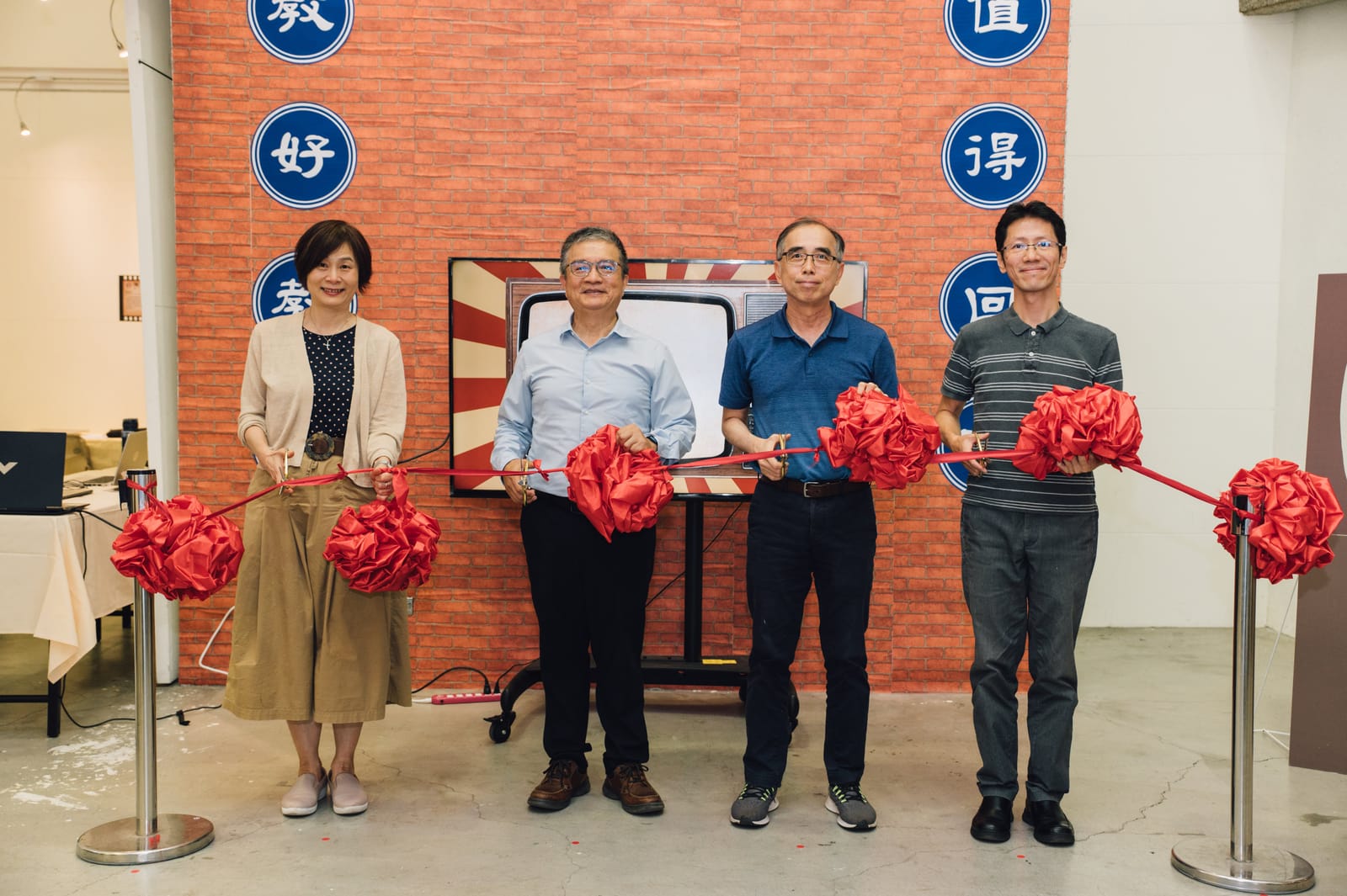 教科系師長於畢業成果展開幕剪綵