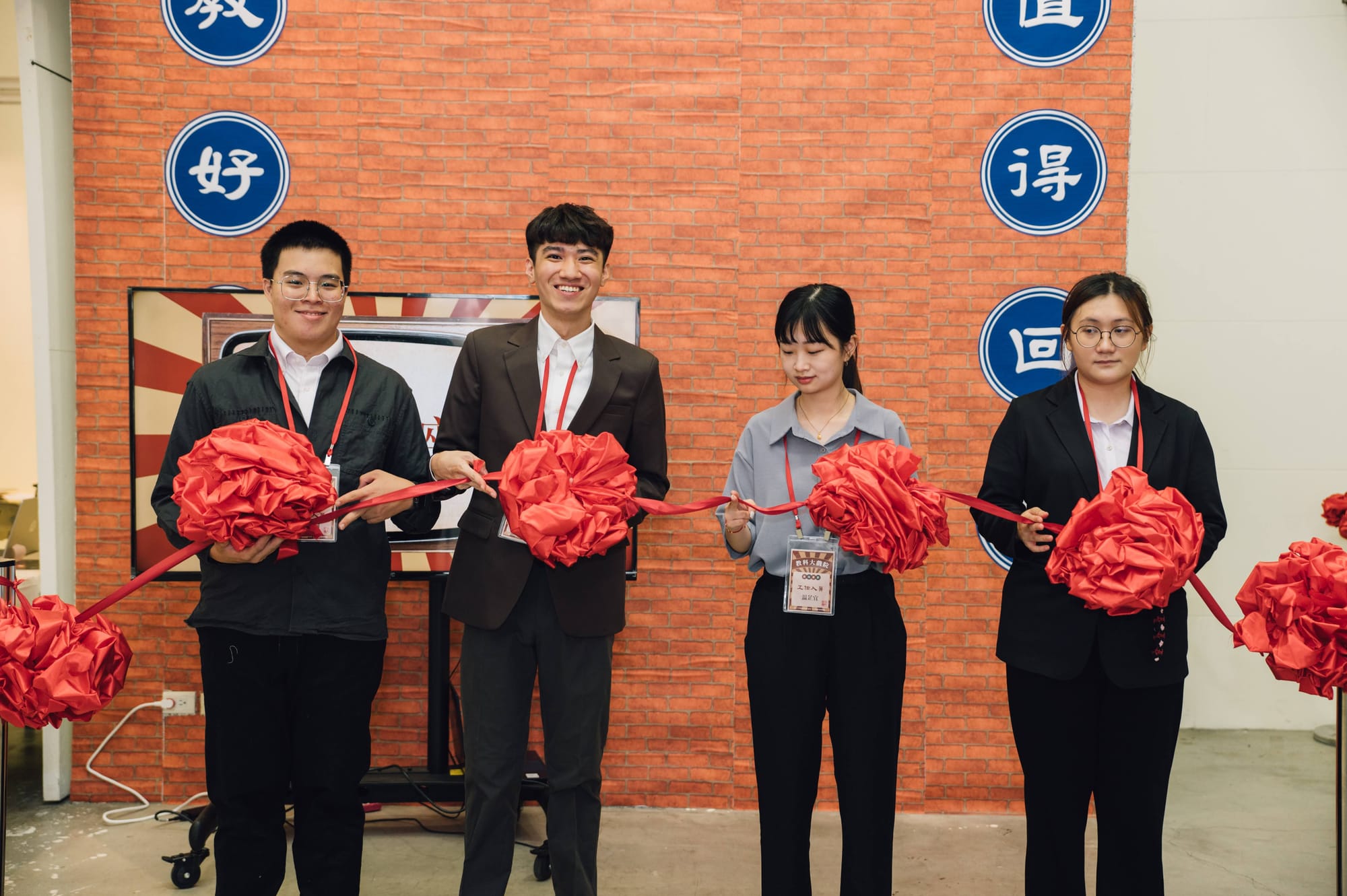 教科大戲院畢業成果展剪綵，四位系上同學手持綵球