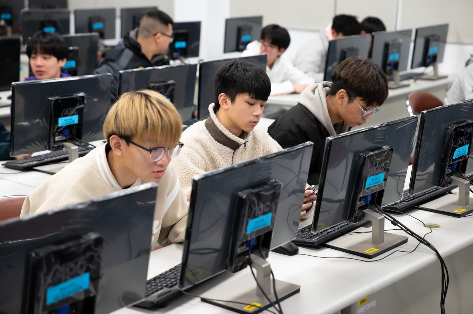 教科系學生於電腦教室進行專案實作