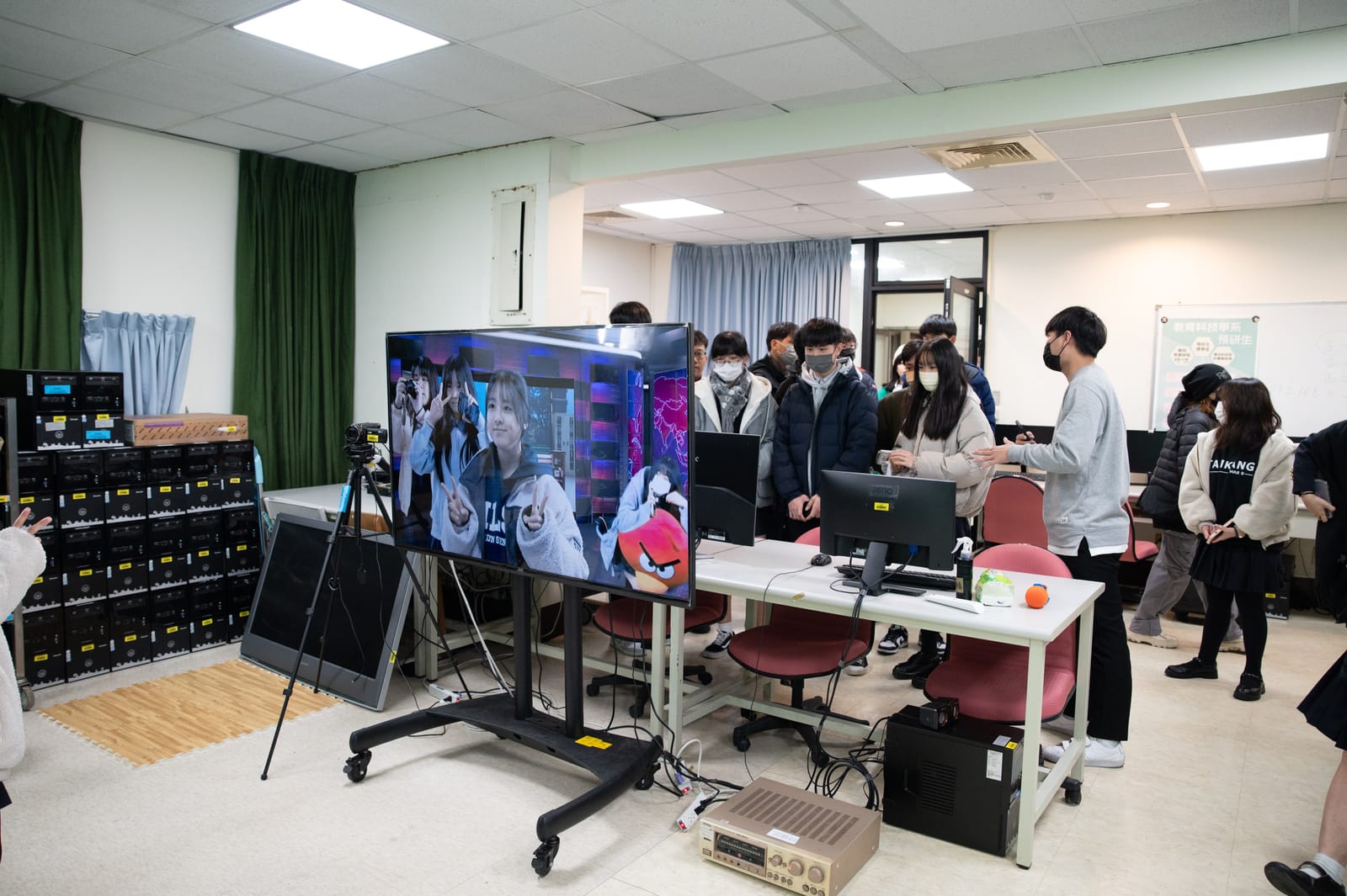 高中生參訪教科系，圍觀學長姐示範作品